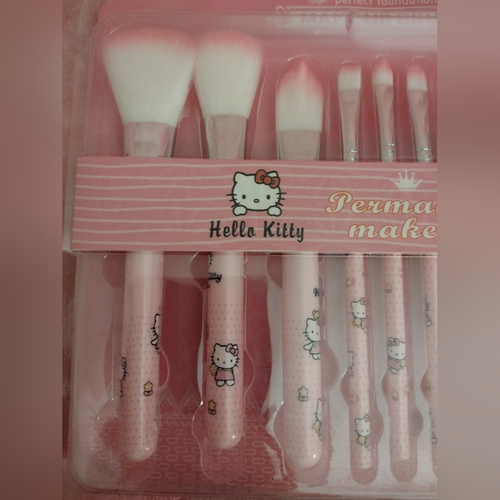 Hello Kitty 12 Piece Makeup Brush And Waterproof Makeup Bag Set - Picture 7 of 9
